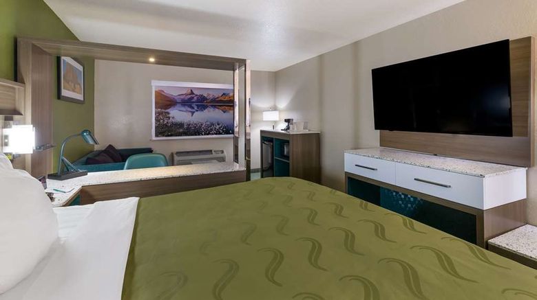 <b>Quality Inn Room</b>. Images powered by <a href="https://iceportal.shijigroup.com/" title="IcePortal" target="_blank">IcePortal</a>.