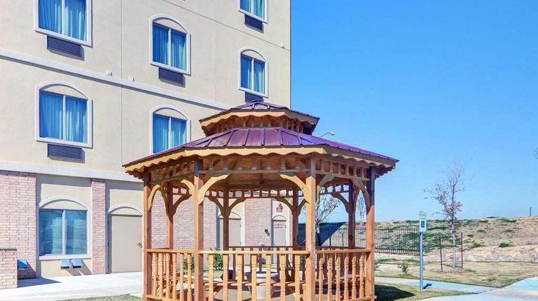 <b>Comfort Suites at Lake Worth Exterior</b>. Images powered by <a href="https://iceportal.shijigroup.com/" title="IcePortal" target="_blank">IcePortal</a>.