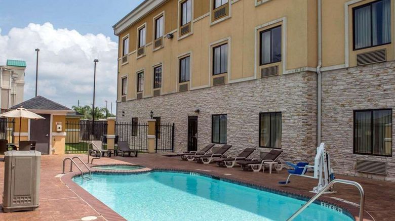 <b>Sleep Inn & Suites Hotel Pool</b>. Images powered by <a href="https://iceportal.shijigroup.com/" title="IcePortal" target="_blank">IcePortal</a>.
