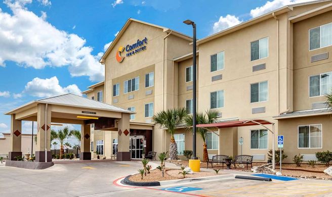 Comfort Inn and Suites Lakeside Exterior