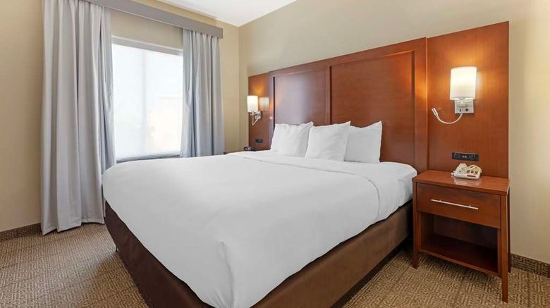<b>Comfort Suites Suite</b>. Images powered by <a href="https://iceportal.shijigroup.com/" title="IcePortal" target="_blank">IcePortal</a>.