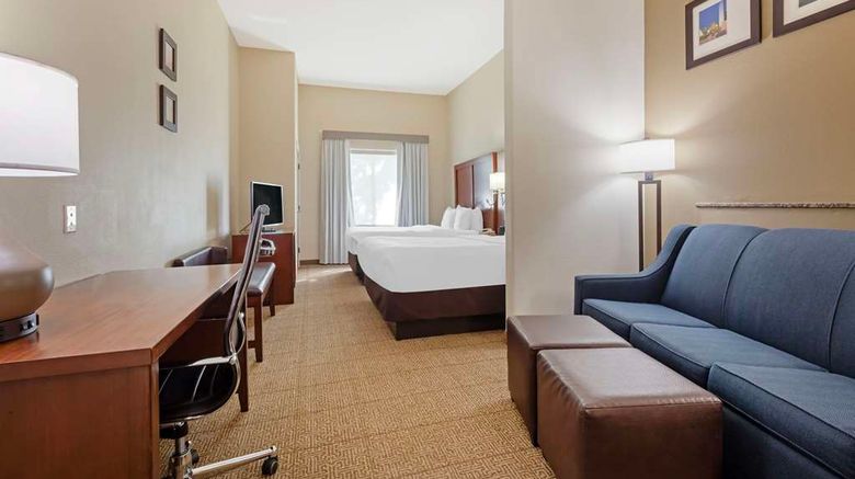 <b>Comfort Suites Suite</b>. Images powered by <a href="https://iceportal.shijigroup.com/" title="IcePortal" target="_blank">IcePortal</a>.