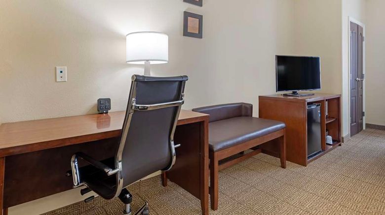 <b>Comfort Suites Suite</b>. Images powered by <a href="https://iceportal.shijigroup.com/" title="IcePortal" target="_blank">IcePortal</a>.
