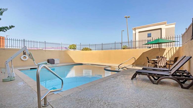 <b>Comfort Suites Pool</b>. Images powered by <a href="https://iceportal.shijigroup.com/" title="IcePortal" target="_blank">IcePortal</a>.