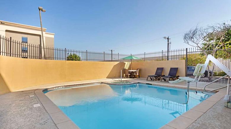 <b>Comfort Suites Pool</b>. Images powered by <a href="https://iceportal.shijigroup.com/" title="IcePortal" target="_blank">IcePortal</a>.