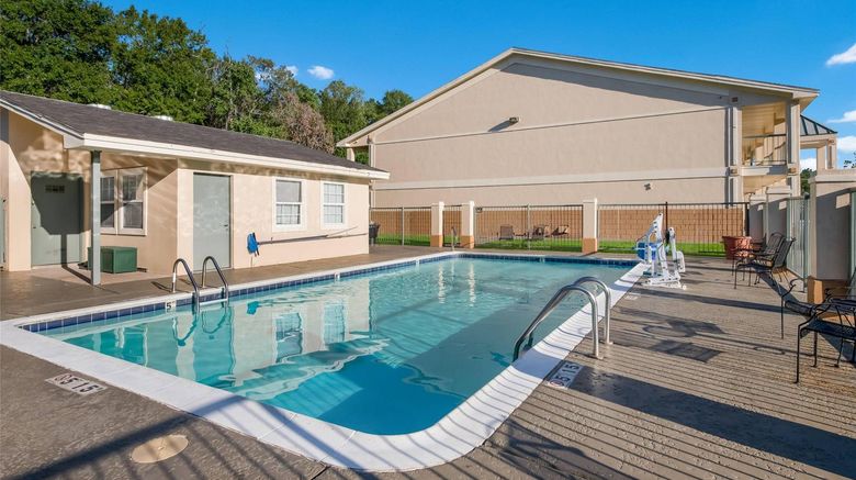 <b>Quality Inn Lufkin Pool</b>. Images powered by <a href="https://iceportal.shijigroup.com/" title="IcePortal" target="_blank">IcePortal</a>.