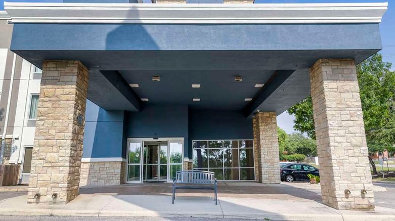 <b>Comfort Suites NW Near Six Flags Exterior</b>. Images powered by <a href="https://iceportal.shijigroup.com/" title="IcePortal" target="_blank">IcePortal</a>.