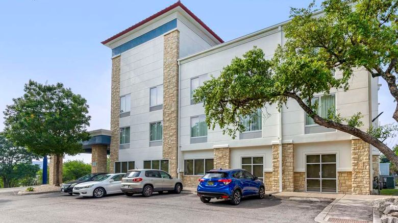 <b>Comfort Suites NW Near Six Flags Exterior</b>. Images powered by <a href="https://iceportal.shijigroup.com/" title="IcePortal" target="_blank">IcePortal</a>.