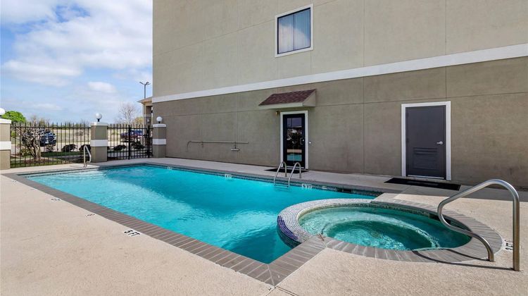 Comfort Inn and Suites Navasota Pool