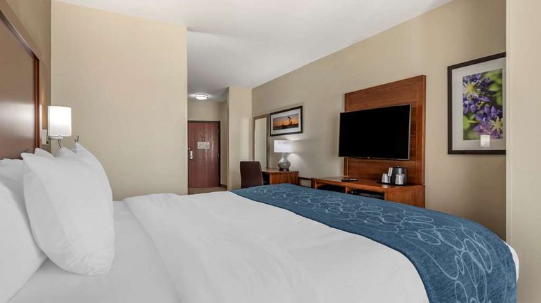 <b>Comfort Suites Suite</b>. Images powered by <a href="https://iceportal.shijigroup.com/" title="IcePortal" target="_blank">IcePortal</a>.