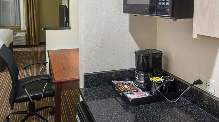 Quality Inn & Suites West Chase Room