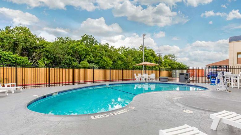 <b>Quality Inn Pool</b>. Images powered by <a href="https://iceportal.shijigroup.com/" title="IcePortal" target="_blank">IcePortal</a>.