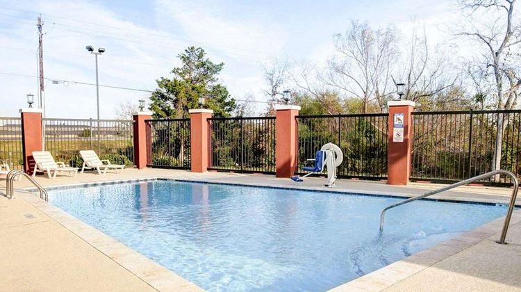 Quality Inn & Suites Bryan Pool
