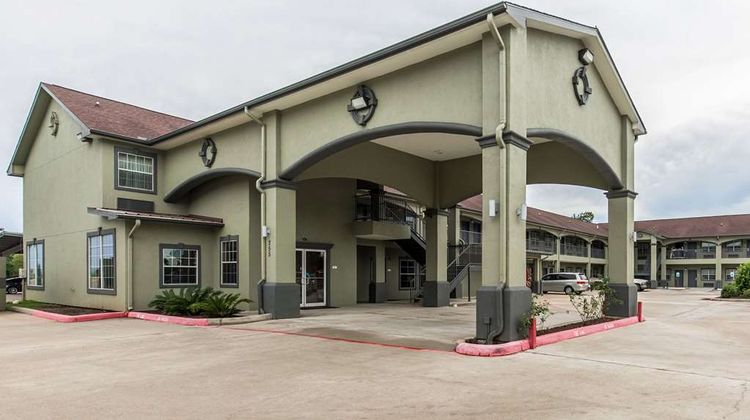Quality Inn & Suites Exterior