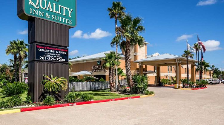 Quality Inn & Suites Exterior