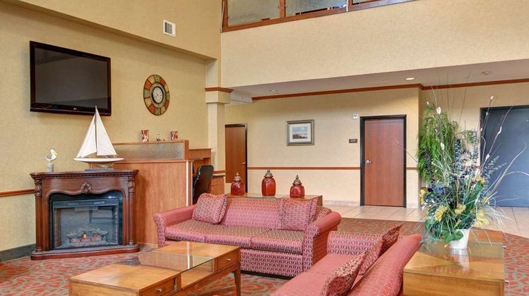 Quality Suites Near Cedar Creek Lake Lobby