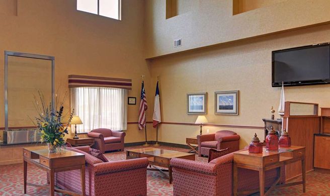 Quality Suites Near Cedar Creek Lake Lobby