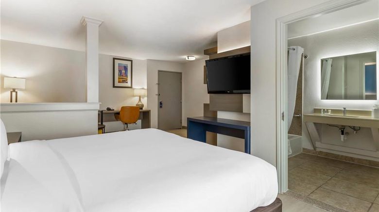 <b>Comfort Inn & Suites Suite</b>. Images powered by <a href="https://iceportal.shijigroup.com/" title="IcePortal" target="_blank">IcePortal</a>.