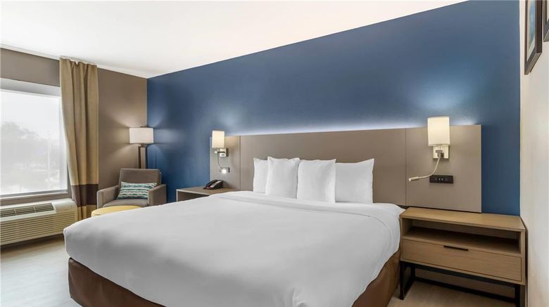 <b>Comfort Inn & Suites Room</b>. Images powered by <a href="https://iceportal.shijigroup.com/" title="IcePortal" target="_blank">IcePortal</a>.