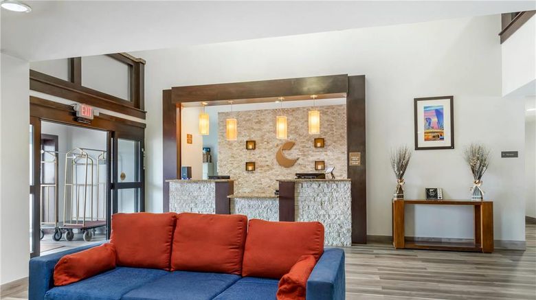 <b>Comfort Inn & Suites Lobby</b>. Images powered by <a href="https://iceportal.shijigroup.com/" title="IcePortal" target="_blank">IcePortal</a>.