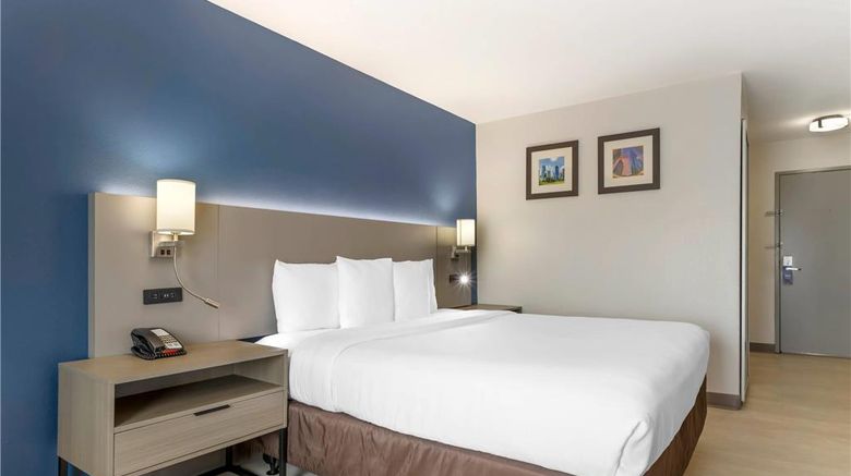 <b>Comfort Inn & Suites Room</b>. Images powered by <a href="https://iceportal.shijigroup.com/" title="IcePortal" target="_blank">IcePortal</a>.