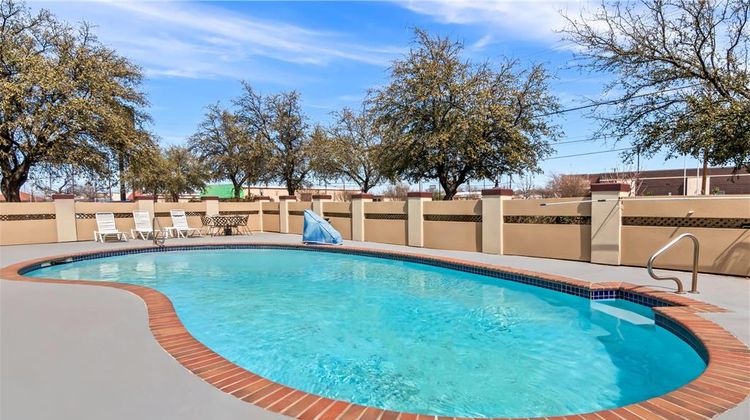 Quality Inn And Suites Granbury Pool