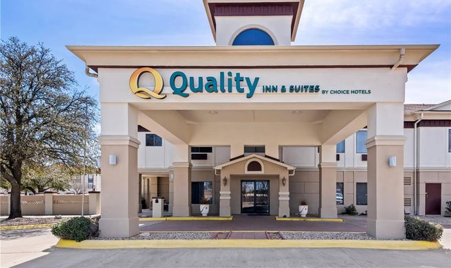 Quality Inn & Suites Exterior