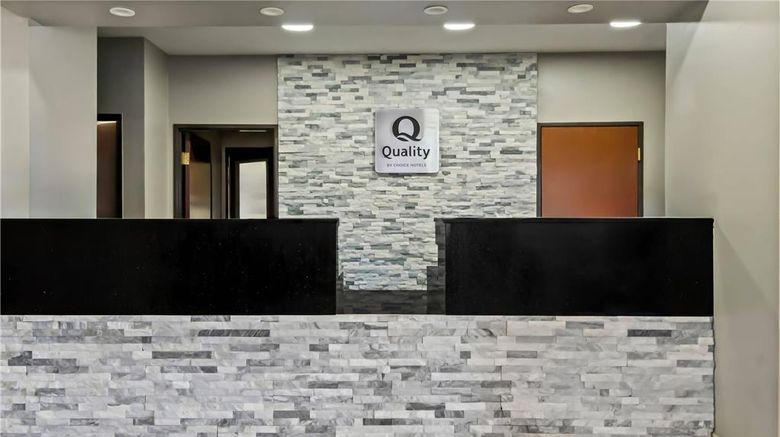 <b>Quality Inn & Suites Lobby</b>. Images powered by <a href="https://iceportal.shijigroup.com/" title="IcePortal" target="_blank">IcePortal</a>.