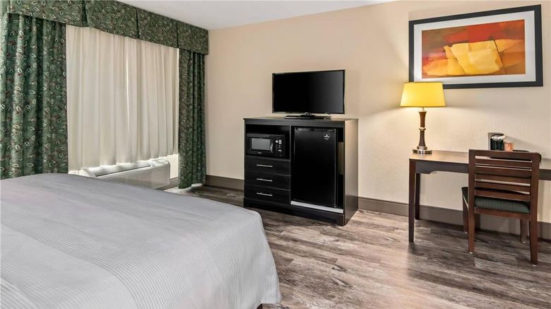 <b>Quality Inn & Suites Room</b>. Images powered by <a href="https://iceportal.shijigroup.com/" title="IcePortal" target="_blank">IcePortal</a>.
