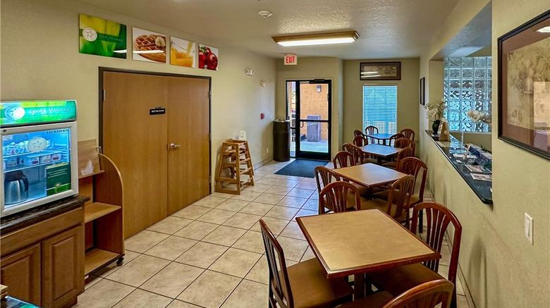 <b>Quality Suites San Antonio Brooks City Base Restaurant</b>. Images powered by <a href="https://iceportal.shijigroup.com/" title="IcePortal" target="_blank">IcePortal</a>.