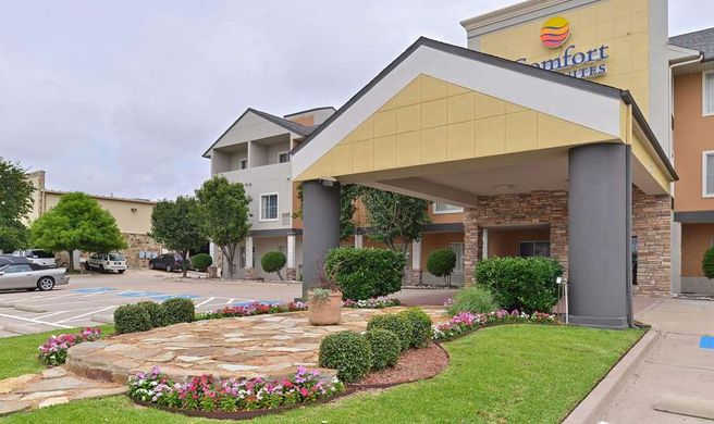 Comfort Inn and Suites Frisco Exterior