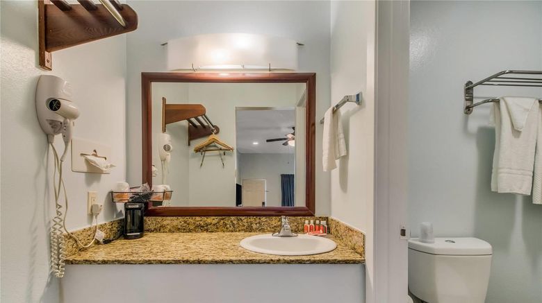 <b>Econo Lodge Inn & Suites Fulton-Rockport Room</b>. Images powered by <a href="https://iceportal.shijigroup.com/" title="IcePortal" target="_blank">IcePortal</a>.