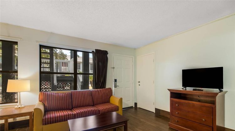 Econo Lodge Inn & Suites Fulton-Rockport Suite