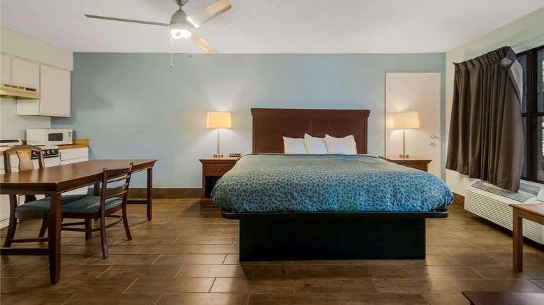 <b>Econo Lodge Inn & Suites Fulton-Rockport Suite</b>. Images powered by <a href="https://iceportal.shijigroup.com/" title="IcePortal" target="_blank">IcePortal</a>.