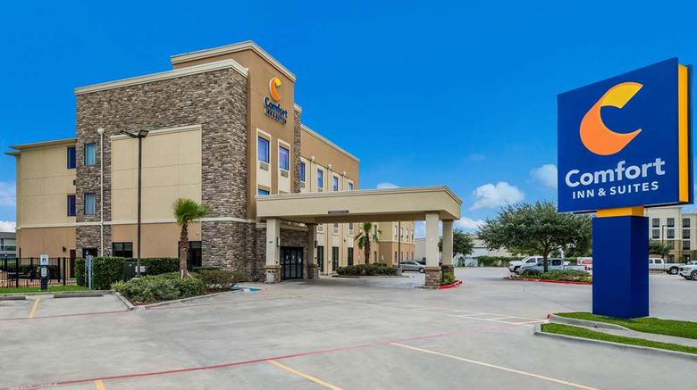 <b>Comfort Inn & Suites Exterior</b>. Images powered by <a href="https://iceportal.shijigroup.com/" title="IcePortal" target="_blank">IcePortal</a>.