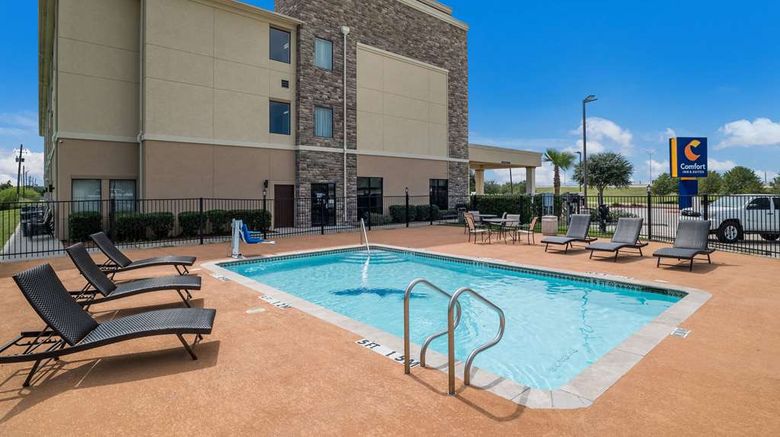 <b>Comfort Inn & Suites Pool</b>. Images powered by <a href="https://iceportal.shijigroup.com/" title="IcePortal" target="_blank">IcePortal</a>.