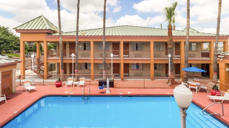 Econo Inn & Suites Eagle Pass Pool