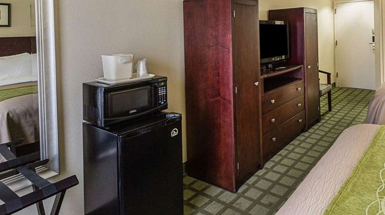 <b>Comfort Inn & Suites Room</b>. Images powered by <a href="https://iceportal.shijigroup.com/" title="IcePortal" target="_blank">IcePortal</a>.