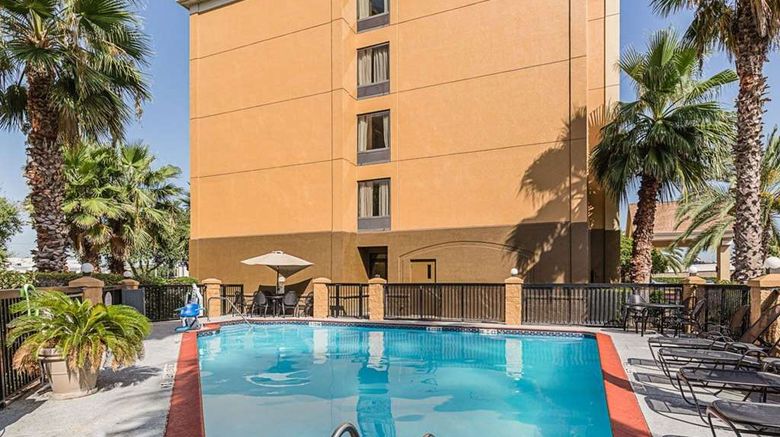 <b>Comfort Inn & Suites Pool</b>. Images powered by <a href="https://iceportal.shijigroup.com/" title="IcePortal" target="_blank">IcePortal</a>.
