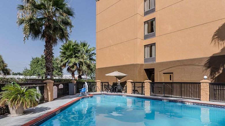 <b>Comfort Inn & Suites Pool</b>. Images powered by <a href="https://iceportal.shijigroup.com/" title="IcePortal" target="_blank">IcePortal</a>.