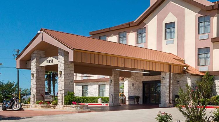 Quality Inn and Suites Buda Exterior