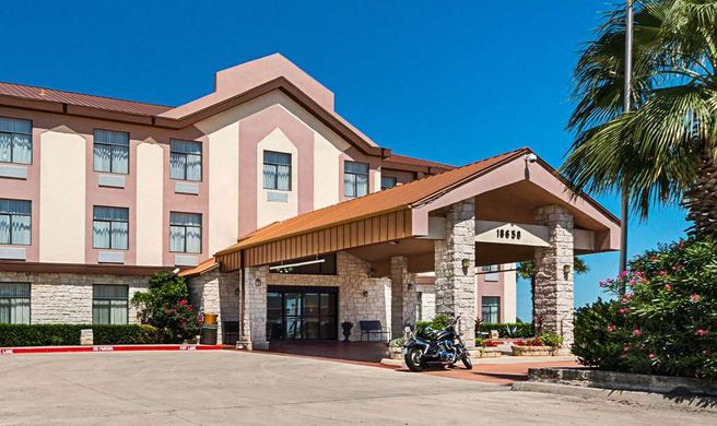Quality Inn and Suites Buda Exterior