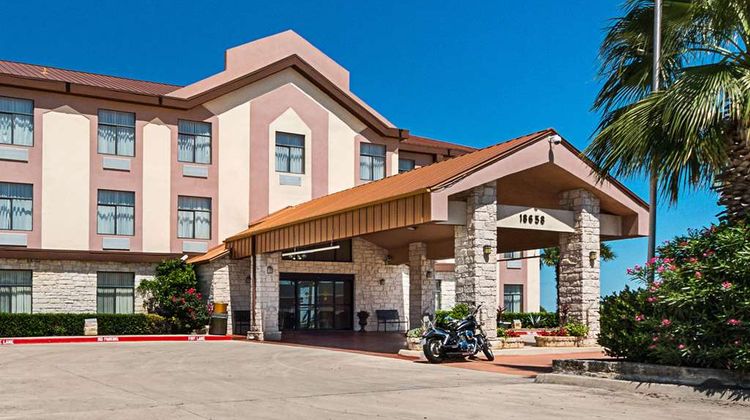 Quality Inn and Suites Buda Exterior