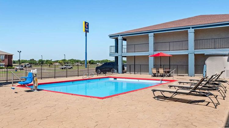 Quality Inn Plainview Pool