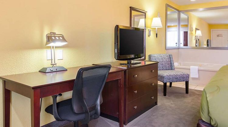 Quality Inn Carthage Room