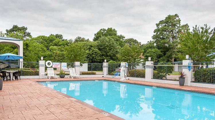 Quality Inn Carthage Pool