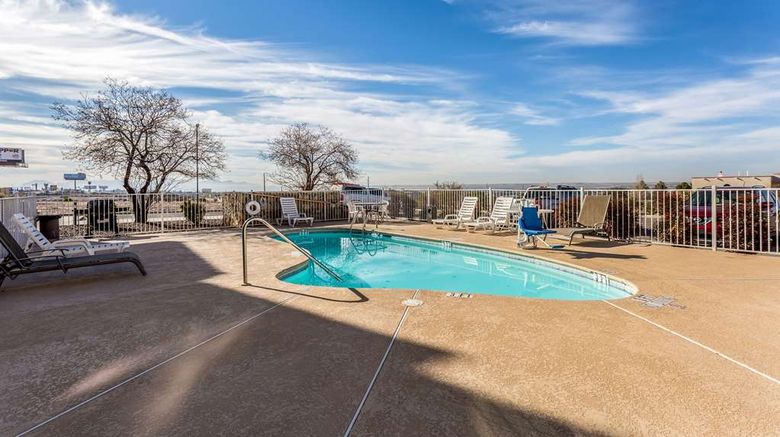 <b>Quality Inn & Suites Pool</b>. Images powered by <a href="https://iceportal.shijigroup.com/" title="IcePortal" target="_blank">IcePortal</a>.