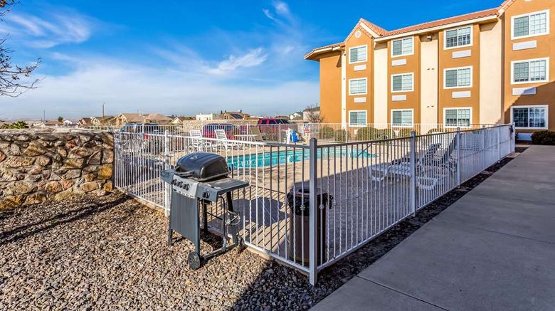 <b>Quality Inn & Suites Pool</b>. Images powered by <a href="https://iceportal.shijigroup.com/" title="IcePortal" target="_blank">IcePortal</a>.