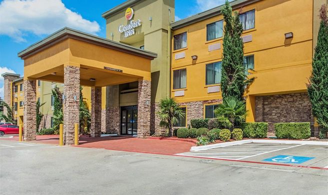 Comfort Inn North Dallas Exterior