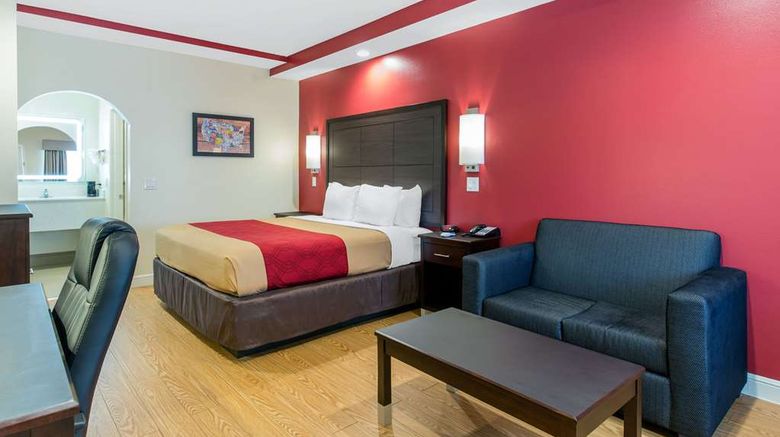<b>Econo Lodge Inn & Suites Suite</b>. Images powered by <a href="https://iceportal.shijigroup.com/" title="IcePortal" target="_blank">IcePortal</a>.